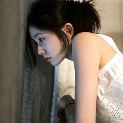 院子里的女人